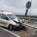 Accident înfricoșător la Telenești! O mașină, străpunsă de bara care delimitează benzile de circulație