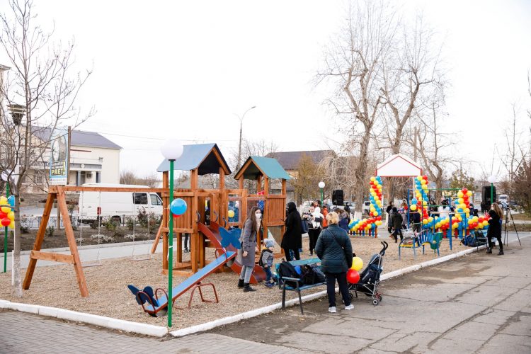Un nou teren de joacă pentru copii, amenajat în orașul Căușeni la inițiativa deputatului Platformei “Pentru Moldova”, Grigore Repeșciuc