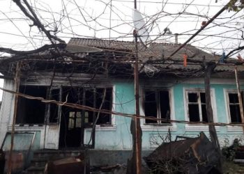 Un bătrân a fost salvat ca prin minune în timpul unui incendiu care i-a cuprins locuința. Cine l-a scos din calea flăcărilor | FOTO