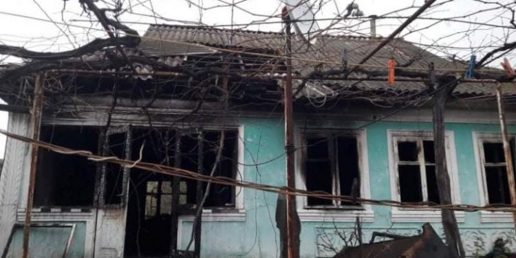 Un bătrân a fost salvat ca prin minune în timpul unui incendiu care i-a cuprins locuința. Cine l-a scos din calea flăcărilor | FOTO