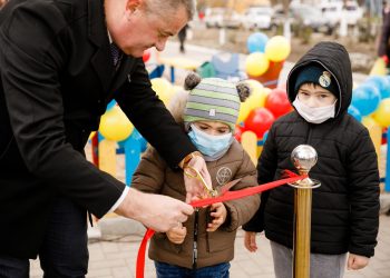 Un nou teren de joacă pentru copii, amenajat în orașul Căușeni la inițiativa deputatului Platformei “Pentru Moldova”, Grigore Repeșciuc