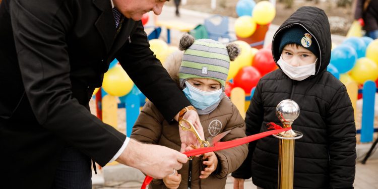 Un nou teren de joacă pentru copii, amenajat în orașul Căușeni la inițiativa deputatului Platformei “Pentru Moldova”, Grigore Repeșciuc