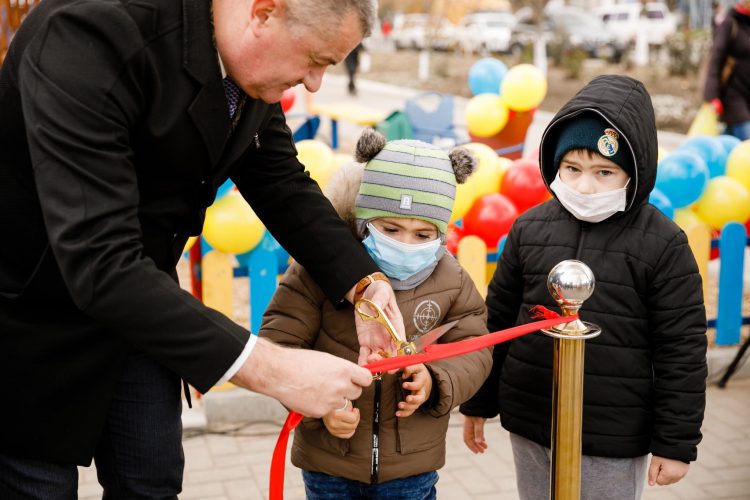 Un nou teren de joacă pentru copii, amenajat în orașul Căușeni la inițiativa deputatului Platformei “Pentru Moldova”, Grigore Repeșciuc