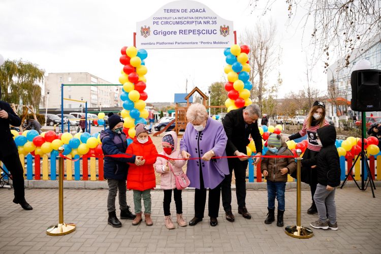 Un nou teren de joacă pentru copii, amenajat în orașul Căușeni la inițiativa deputatului Platformei “Pentru Moldova”, Grigore Repeșciuc