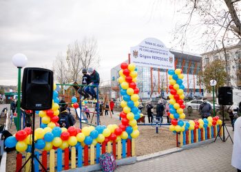 Un nou teren de joacă pentru copii, amenajat în orașul Căușeni la inițiativa deputatului Platformei “Pentru Moldova”, Grigore Repeșciuc