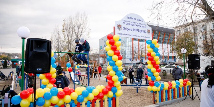 Un nou teren de joacă pentru copii, amenajat în orașul Căușeni la inițiativa deputatului Platformei “Pentru Moldova”, Grigore Repeșciuc