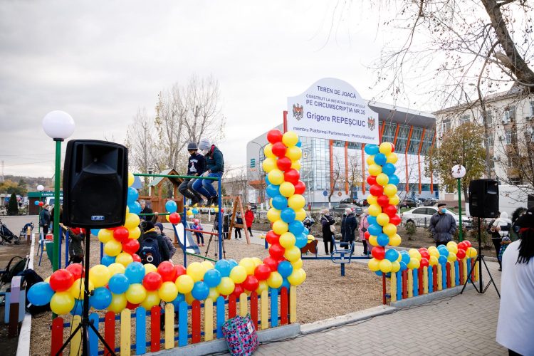Un nou teren de joacă pentru copii, amenajat în orașul Căușeni la inițiativa deputatului Platformei “Pentru Moldova”, Grigore Repeșciuc