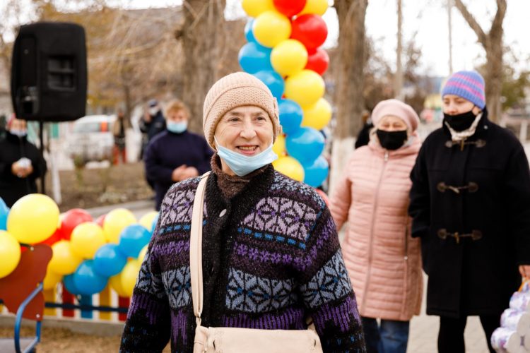 Un nou teren de joacă pentru copii, amenajat în orașul Căușeni la inițiativa deputatului Platformei “Pentru Moldova”, Grigore Repeșciuc