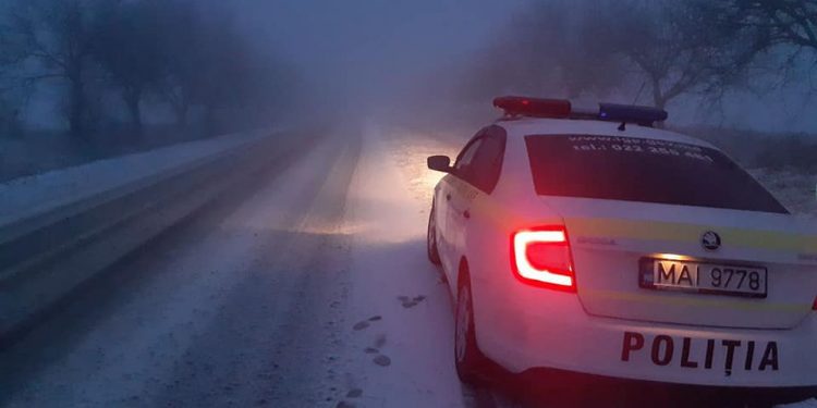 Ninsoare și ceață la Ștefan-Vodă. IGP îndeamnă șoferii să nu pornească la drum dacă mașinile nu au roți de iarnă | FOTO