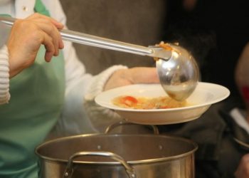 CEDO condamnă România pentru că nu a oferit hrană fără porc unui deținut moldovean și unui român