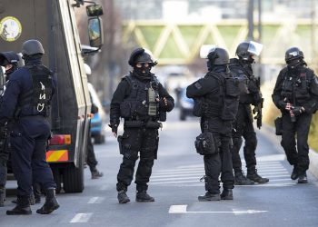 Жесткие столкновения между школьниками и полицией в городке Компьен под Парижем | VIDEO