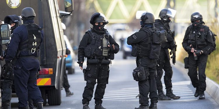 Жесткие столкновения между школьниками и полицией в городке Компьен под Парижем | VIDEO