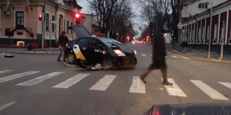 В центре Кишинева столкнулись «скорая» и машина такси