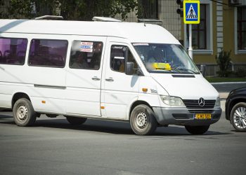 Șoferul unui microbuz din capitală a provocat un accident rutier: Nivelul de alcool depășea de zece ori norma admisă | VIDEO