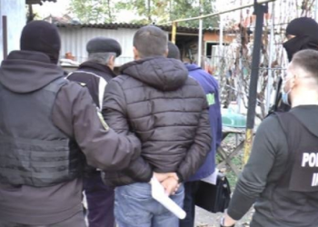 Au încercat să pună în circulație 63 de mii de euro falși. Cum au fost identificați suspecții | VIDEO