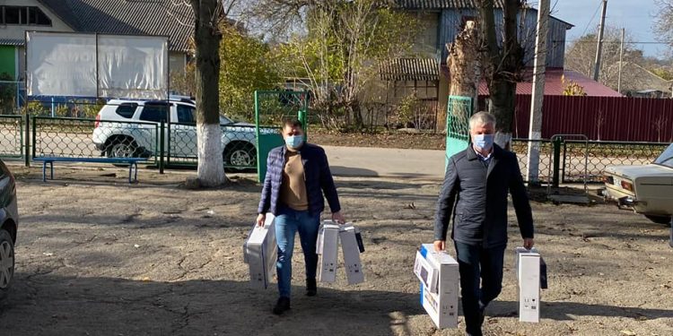 Școala profesională din Drochia şi grădinița din s. Cotova au primit în dar un lot de calculatoare, oferit de Corneliu Padnevici