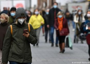 В ответ на прогнозы о росте числа больных COVID-19 правительство готовит новые ограничения | VIDEO