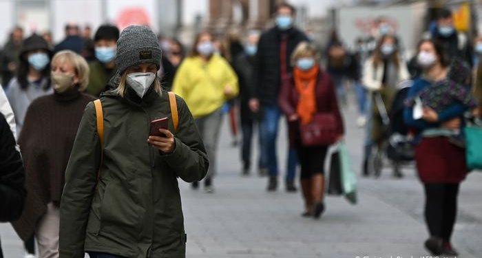 В ответ на прогнозы о росте числа больных COVID-19 правительство готовит новые ограничения | VIDEO