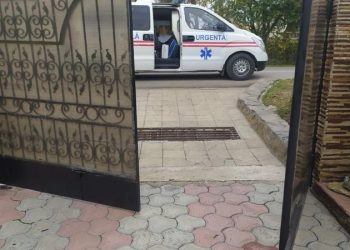 Un bărbat a fost strivit de poarta gospodăriei, după ce soția acestuia a lovit-o cu mașina | FOTO