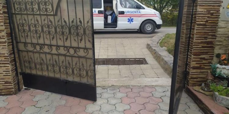 Un bărbat a fost strivit de poarta gospodăriei, după ce soția acestuia a lovit-o cu mașina | FOTO