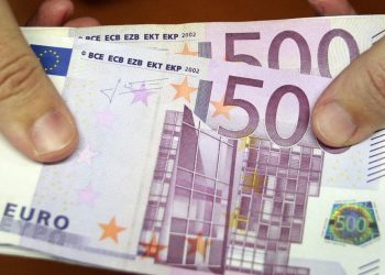 Au încercat să pună în circulație 63 de mii de euro falși. Cum au fost identificați suspecții | VIDEO