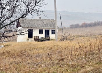 Șapte kilometri pe jos în ploaie: Cum și-au ales președintele locuitorii satelor părăsite din Moldova | VIDEO