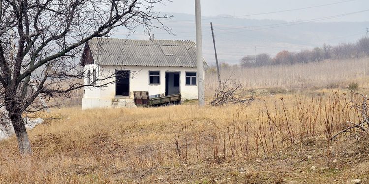 Șapte kilometri pe jos în ploaie: Cum și-au ales președintele locuitorii satelor părăsite din Moldova | VIDEO