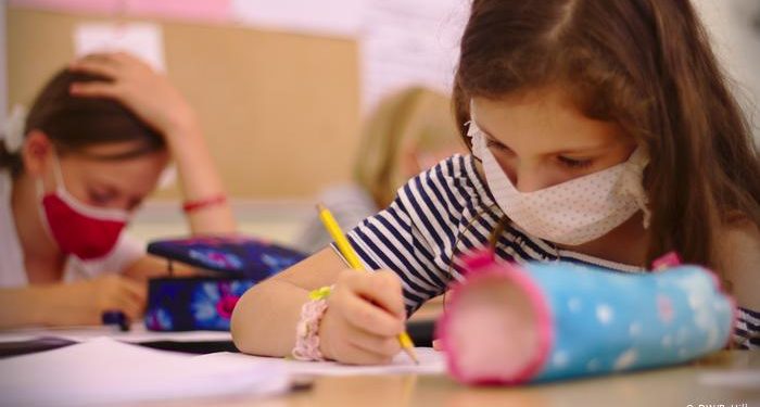 Numărul elevilor din țară plasați în carantină, față de săptămâna trecută, este aproape dublu