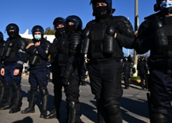 Столкновения на участке для голосования в Варнице. Успокоить конфликтующих пытались спецназовцы и депутаты | VIDEO