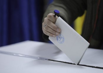 Deficiențele de vedere nu au devenit un impediment pentru un locuitor al capitalei. Acesta a fost întâlnit la o secție de vot | VIDEO