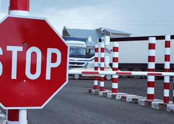 Un șofer în stare de ebrietate, reținut la hotar după ce ar fi refuzat termometria, accelerând spre ieșirea din țară