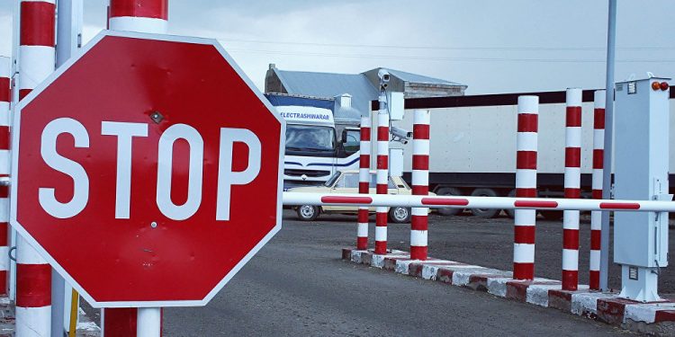 Un șofer în stare de ebrietate, reținut la hotar după ce ar fi refuzat termometria, accelerând spre ieșirea din țară