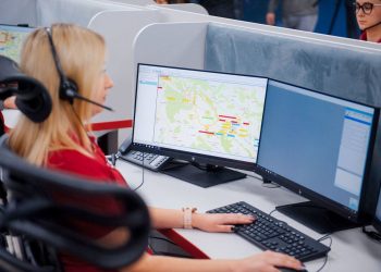 Pandemia pune la grea încercare și Serviciul 112: Unii apelanții sunt panicați, alții inventează boli. Cum se descurcă operatorii | VIDEO