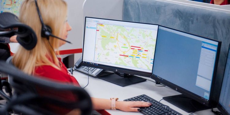 Pandemia pune la grea încercare și Serviciul 112: Unii apelanții sunt panicați, alții inventează boli. Cum se descurcă operatorii | VIDEO