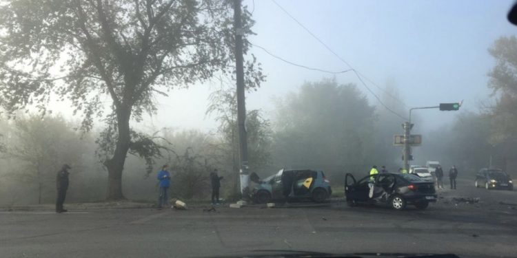 Accident grav cu implicarea unui taxi. Cinci persoane au fost transportate la spital