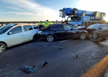 Accident cu implicarea a 10 maşini pe o autostradă din România. Mai multe persoane au fost rănite