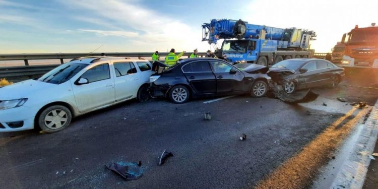 Accident cu implicarea a 10 maşini pe o autostradă din România. Mai multe persoane au fost rănite