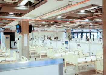 Bilanț fără precedent pentru Franța: peste 60.000 de cazuri într-o zi. În Polonia, bolnavii sunt tratați pe stadioane