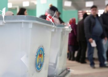 Toți cei opt pretendenți la funcția de președinte al țării și-au exercitat dreptul la vot: Unii au venit singuri, alții au preferat să vină cu soția și copiii sau părinții | VIDEO