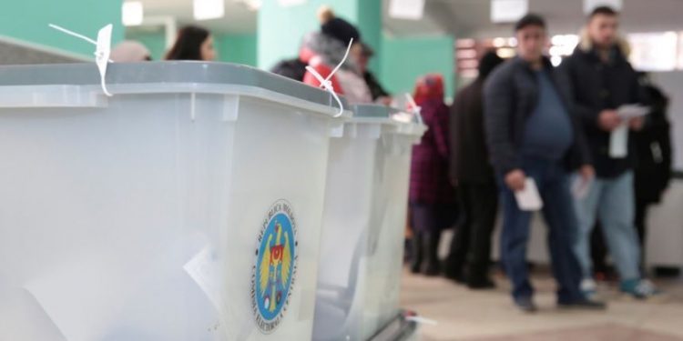 Toți cei opt pretendenți la funcția de președinte al țării și-au exercitat dreptul la vot: Unii au venit singuri, alții au preferat să vină cu soția și copiii sau părinții | VIDEO