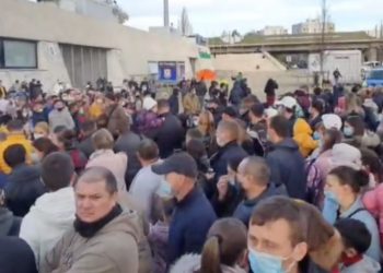 Alertă cu bombă la secția de votare din Frankfurt, unde sute de moldoveni protestează