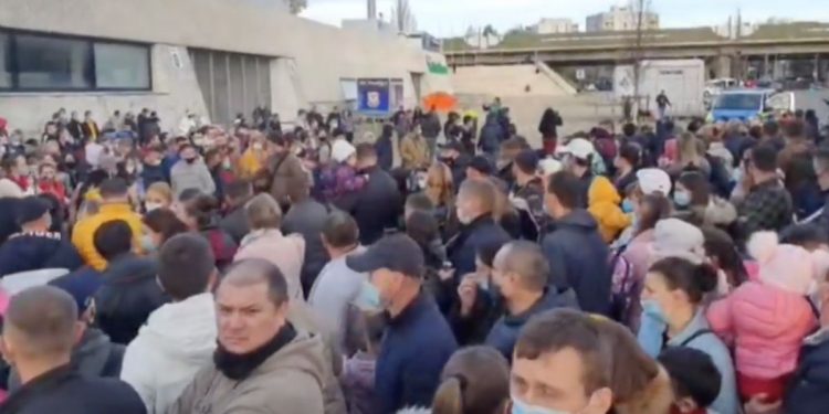 Alertă cu bombă la secția de votare din Frankfurt, unde sute de moldoveni protestează