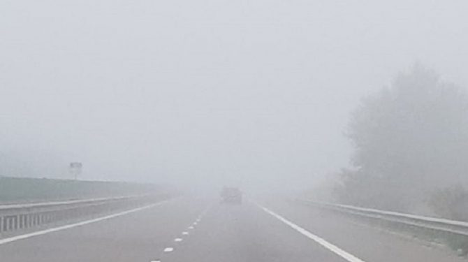 Atenție, șoferi și pietoni! Se circulă în condiții de ceață densă