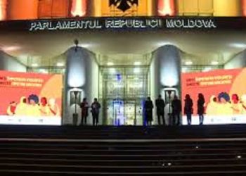 Здание парламента окрасилось в оранжевый цвет. Так депутаты выразили поддержку женщинам-жертвам насилия | VIDEO