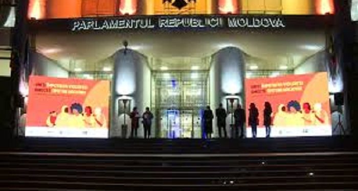 Здание парламента окрасилось в оранжевый цвет. Так депутаты выразили поддержку женщинам-жертвам насилия | VIDEO