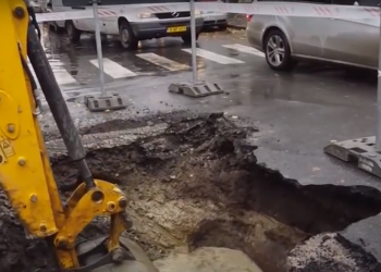 Se surpă asfaltul sub picioare: Un adevărat crater de câțiva metri adâncime s-a format în capitală | VIDEO