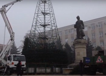 Magia sărbătorilor de iarnă, așteptată la Orhei: în centrul orașului a început instalarea celui mai înalt și frumos brad din țară | VIDEO