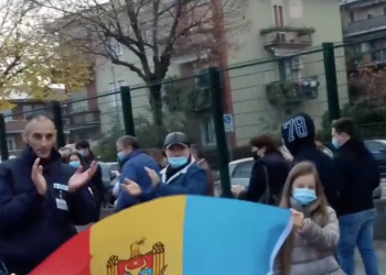 Moldovenii aflați la Verona, Italia, care stau la rând pentru a vota, aplaudați de către forțele de ordine locale