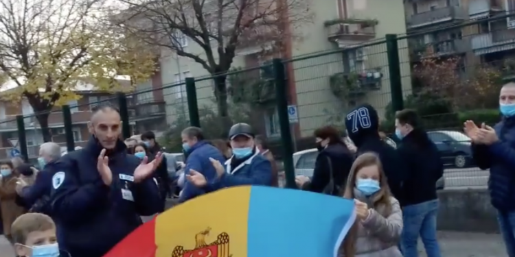 Moldovenii aflați la Verona, Italia, care stau la rând pentru a vota, aplaudați de către forțele de ordine locale