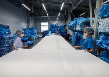 Студенты-волонтеры помогли сшить около трех тысяч защитных костюмов для медперсонала | VIDEO